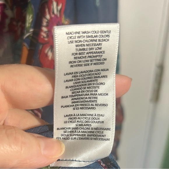 Kut from the Kloth Navy Floral Sheer Sinclaire Button Down Blouse Size Large - Picture 12 of 15